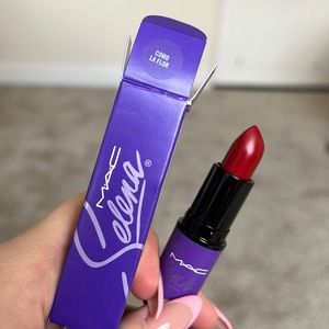 MAC Selena Lipstick in the shade Como La Flor